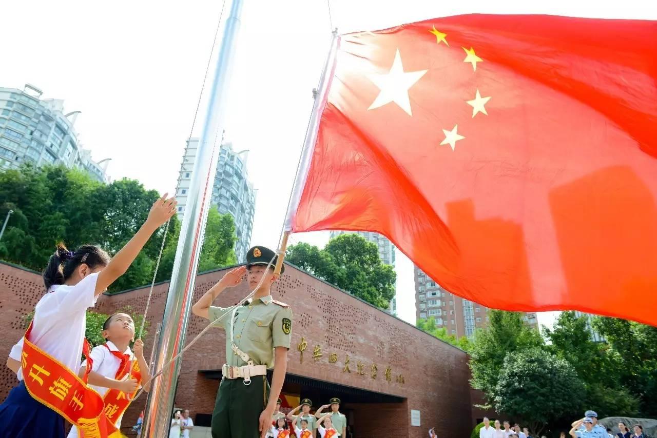 褶皱抹胸上衣+高腰直筒裤，这么时髦的组合让你爱不释手，你喜欢吗？游戏画面