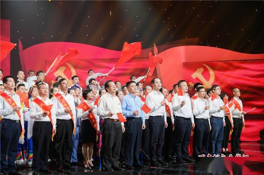 早高峰车辆路口抛锚  交警及时推车保畅通